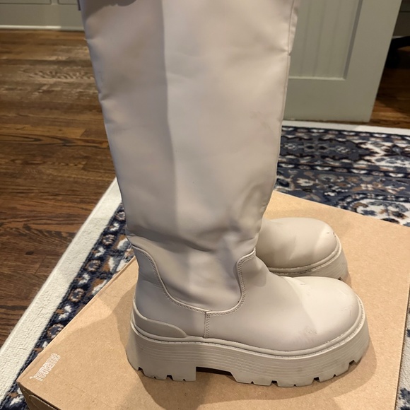 Boots - Picture 3 of 6